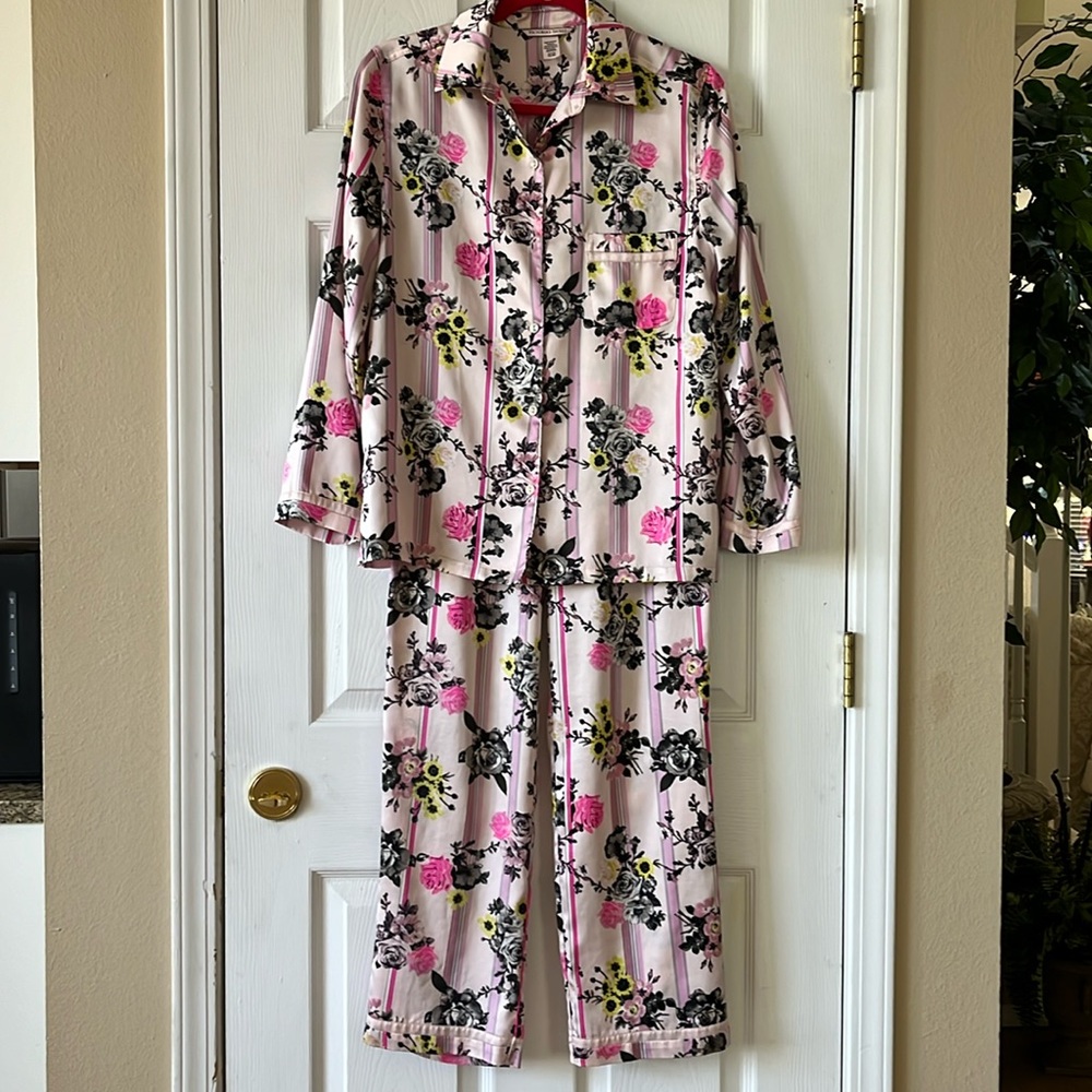 Like new Victoria’s Secret silk pijama set in pink floral sz S